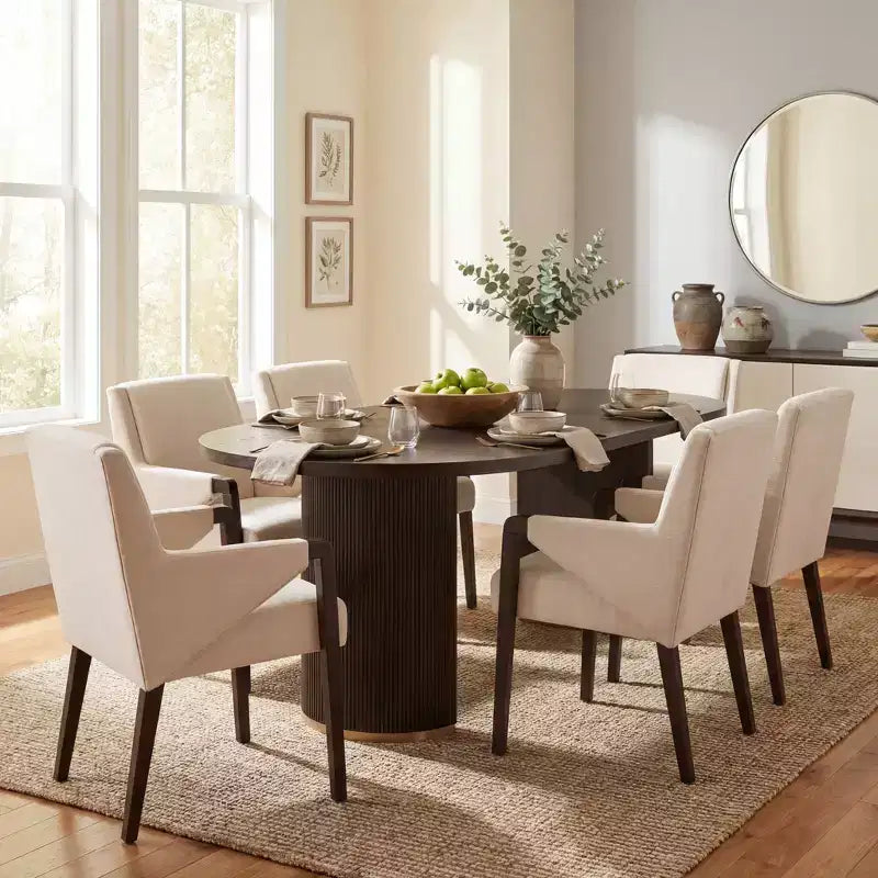 Set da pranzo Anand Moderno 7 pezzi in legno di Hevea con tavolo ovale a piedistallo e sedie rivestite in lino