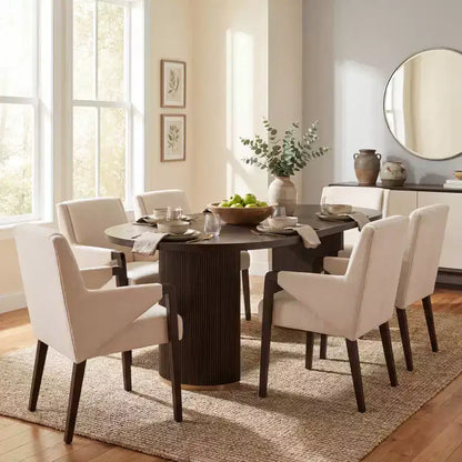 Set da pranzo Anand Moderno 7 pezzi in legno di Hevea con tavolo ovale a piedistallo e sedie rivestite in lino