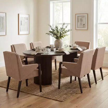 Set da pranzo Anand Moderno 7 pezzi in legno di Hevea con tavolo ovale a piedistallo e sedie rivestite in lino