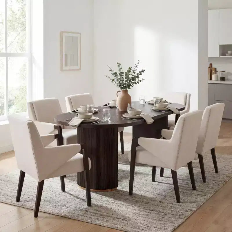 Set da pranzo Anand Moderno 7 pezzi in legno di Hevea con tavolo ovale a piedistallo e sedie rivestite in lino